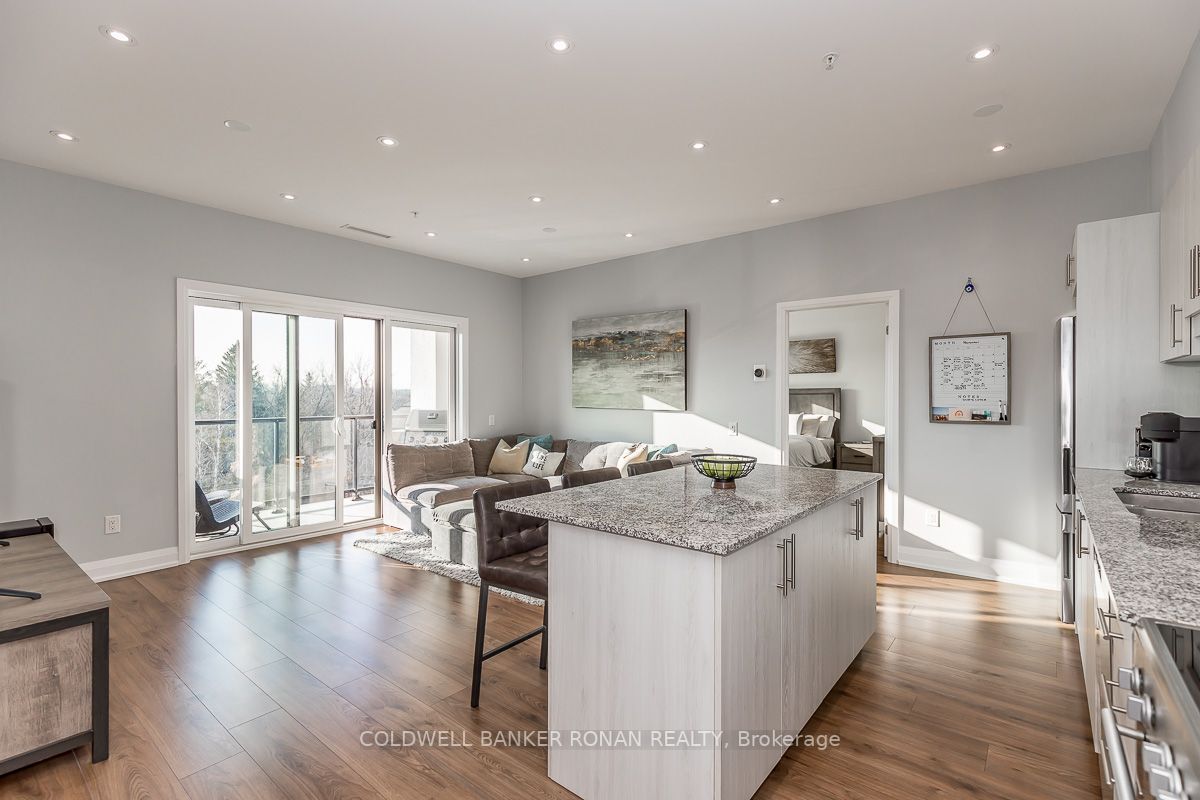 64 Queen St S, #508