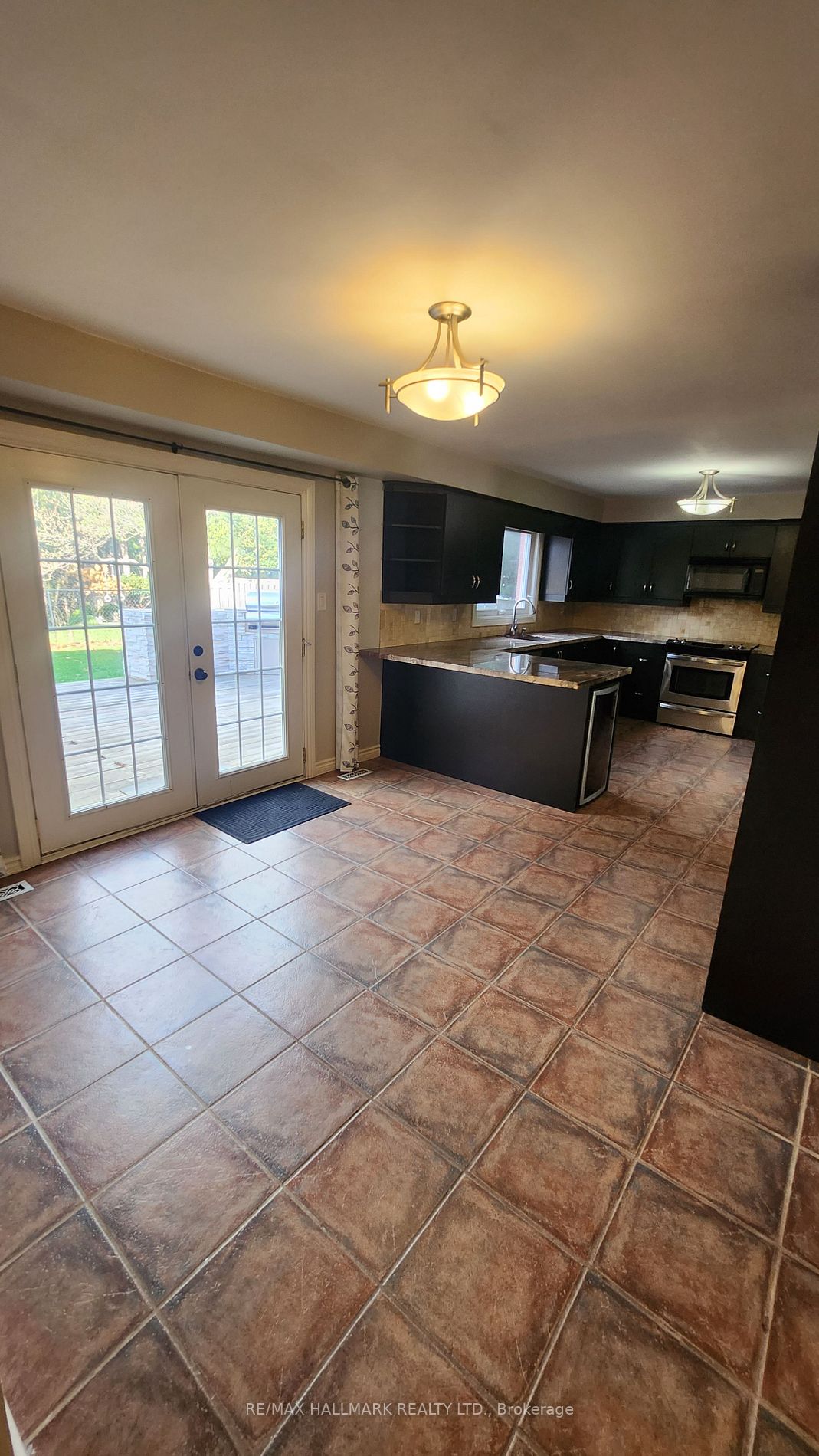 883 Leslie Valley Dr