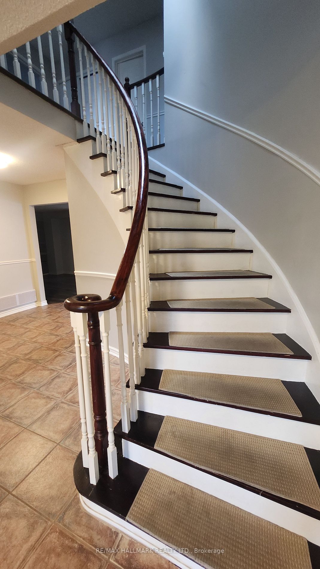 883 Leslie Valley Dr