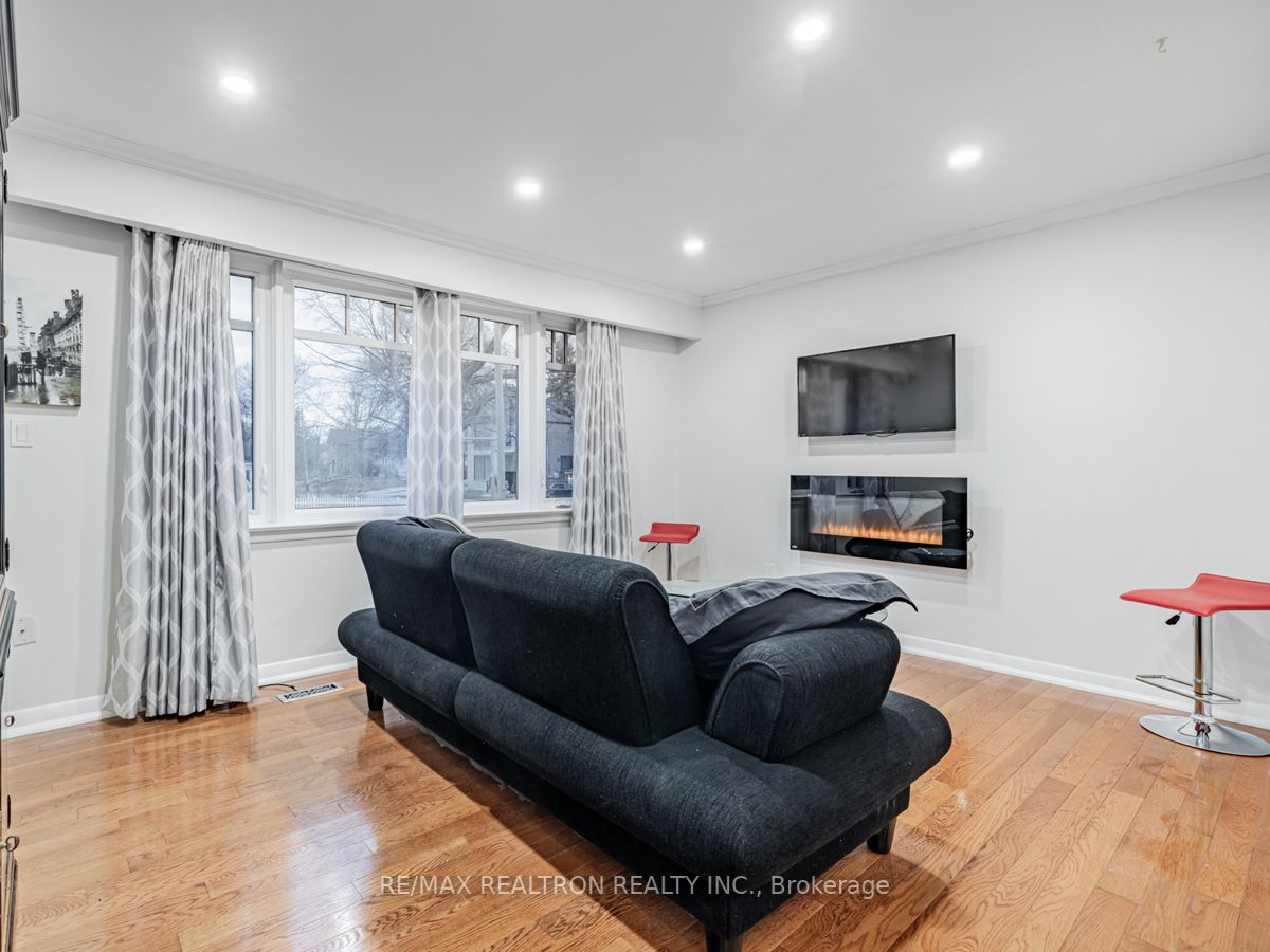 378 Queen St