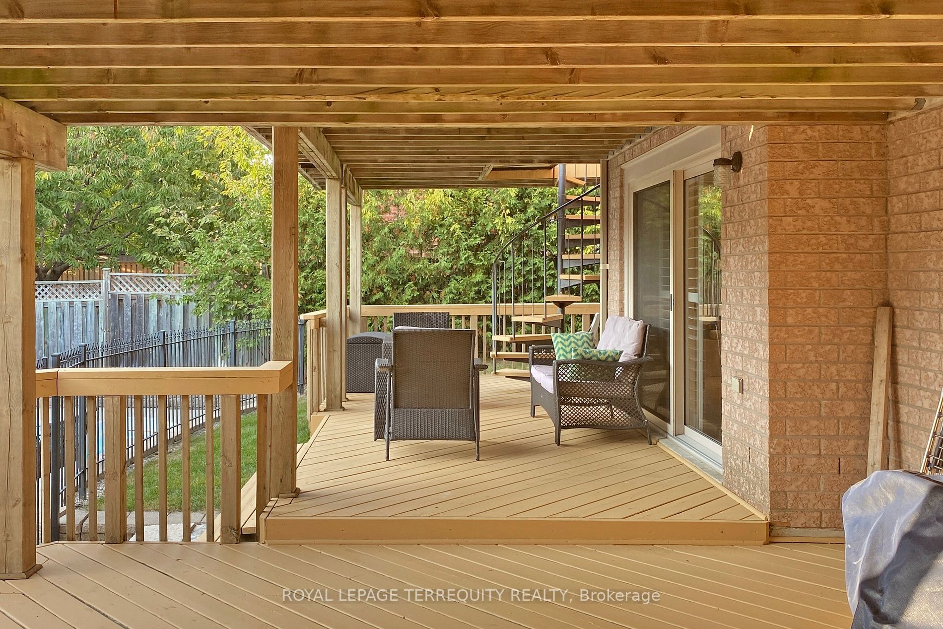 947 Northern Prospect Cres