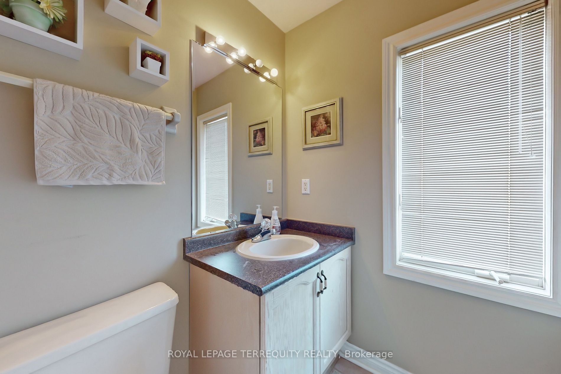 947 Northern Prospect Cres