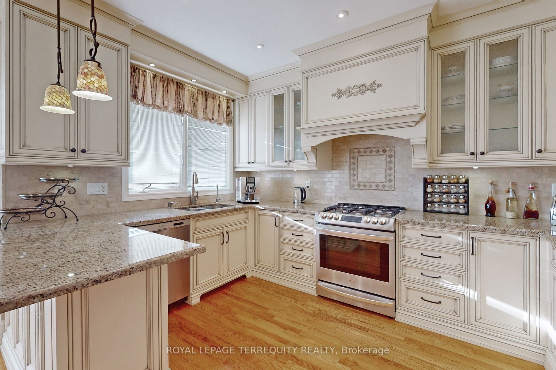 947 Northern Prospect Cres