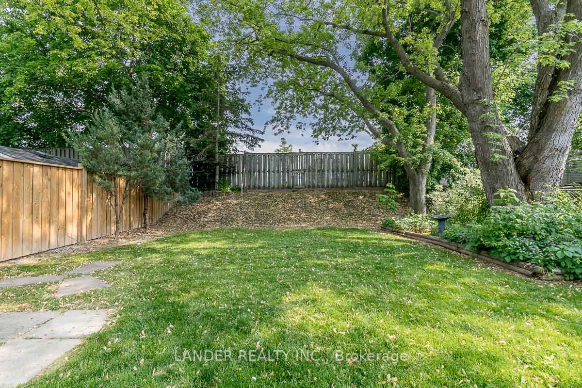 216 Currey Cres