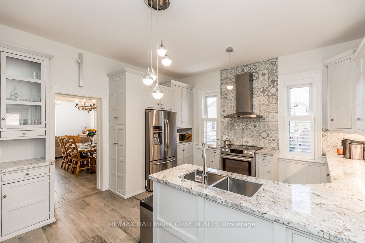 100 Wellington St W