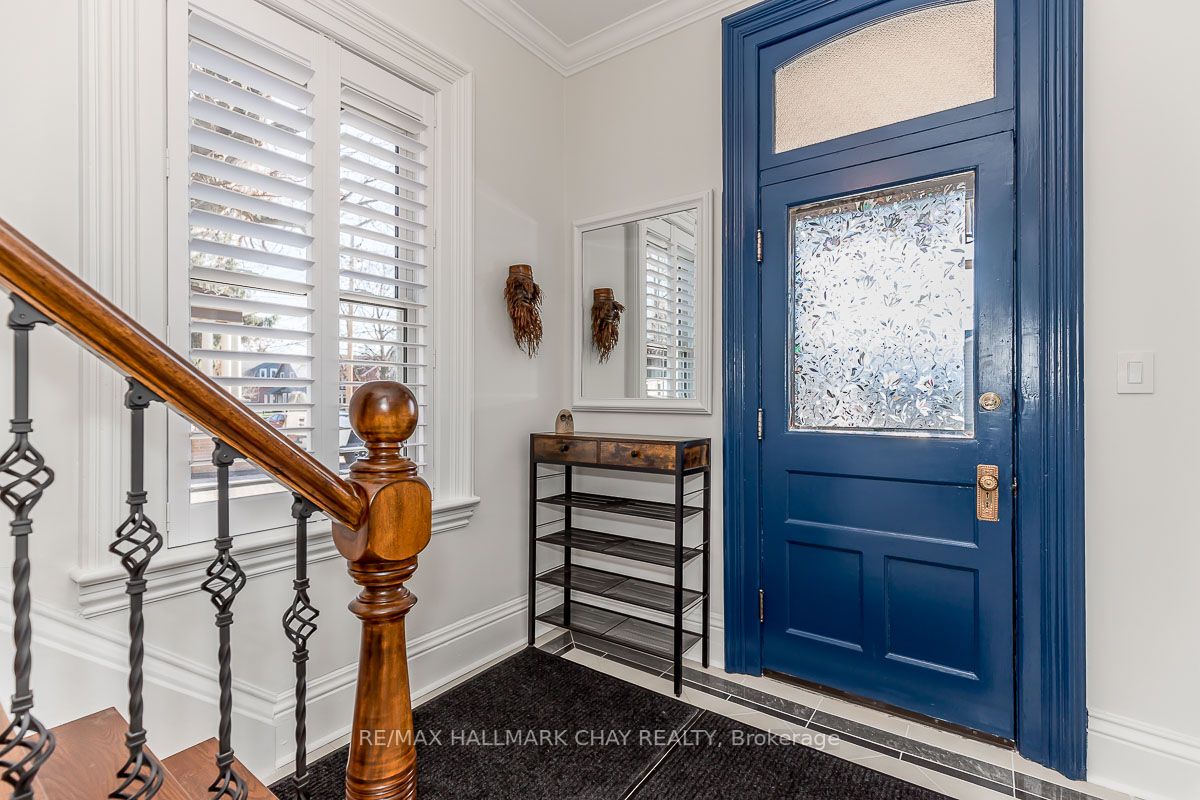 100 Wellington St W