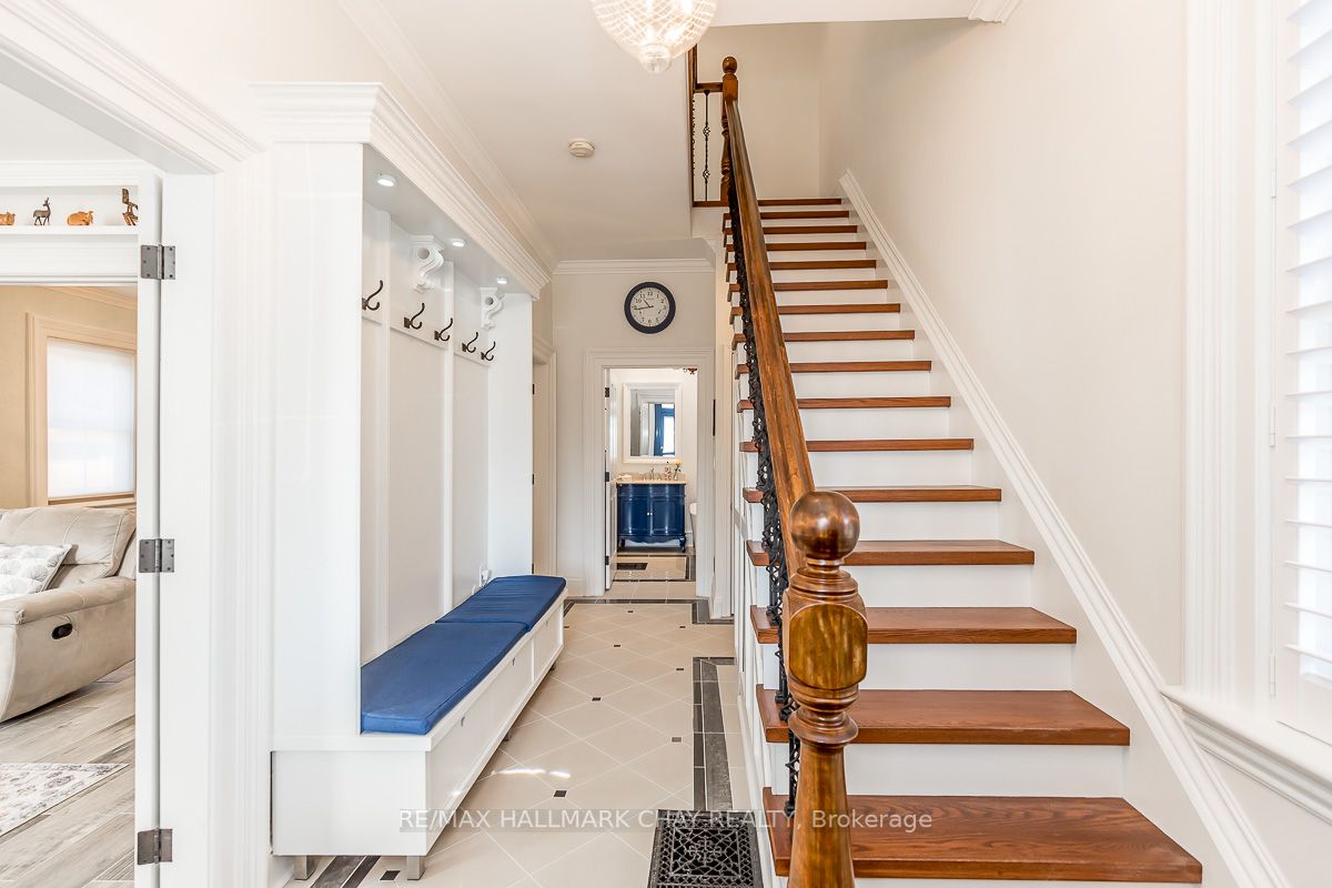 100 Wellington St W