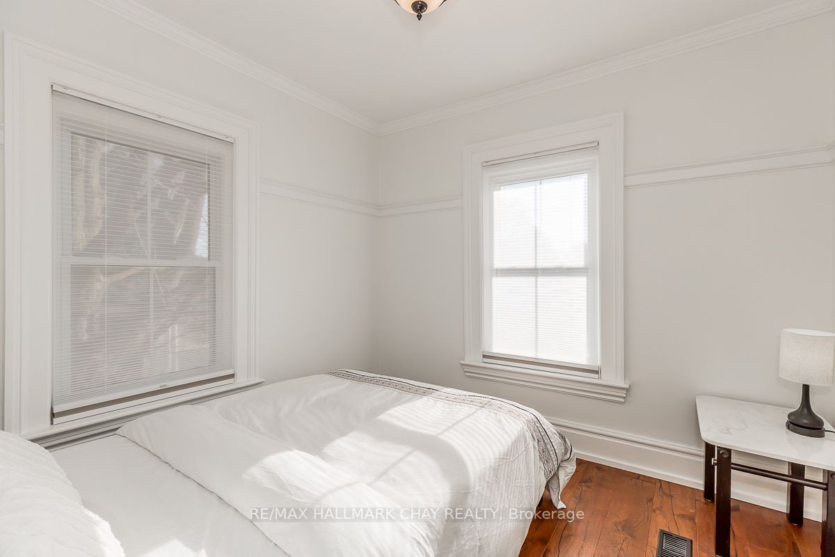 100 Wellington St W