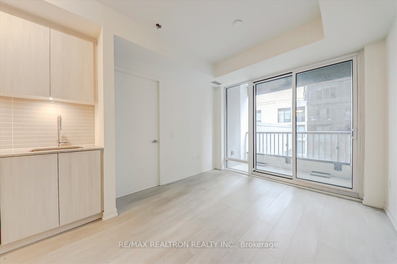 8868 Yonge St, #522E
