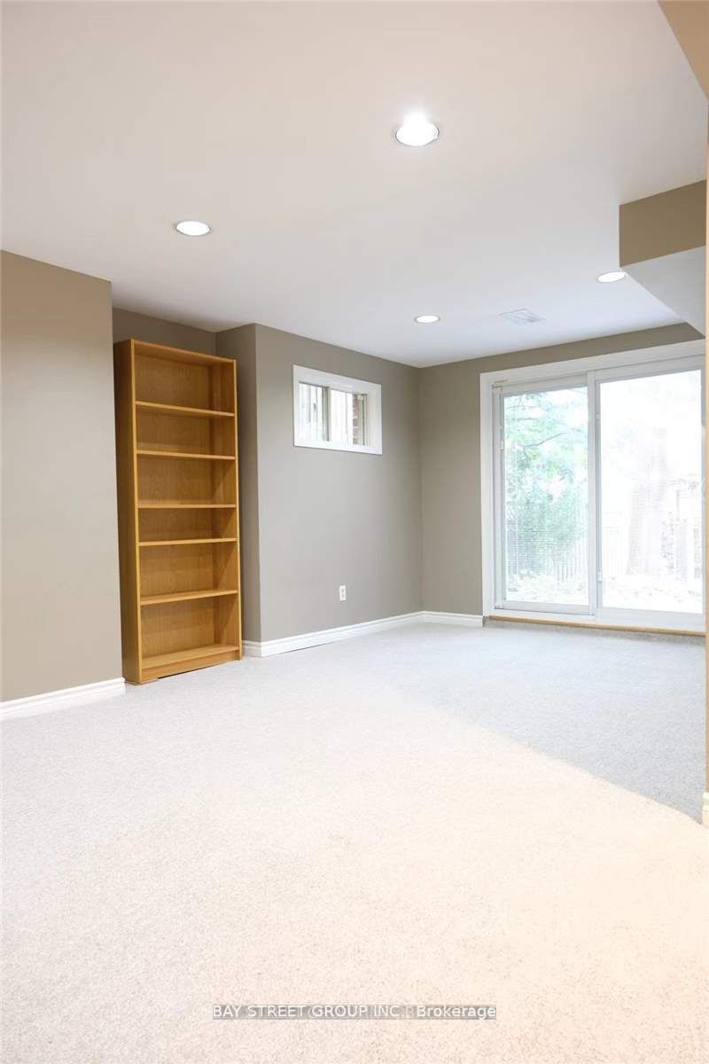 9 Chadburn Cres, #Lower