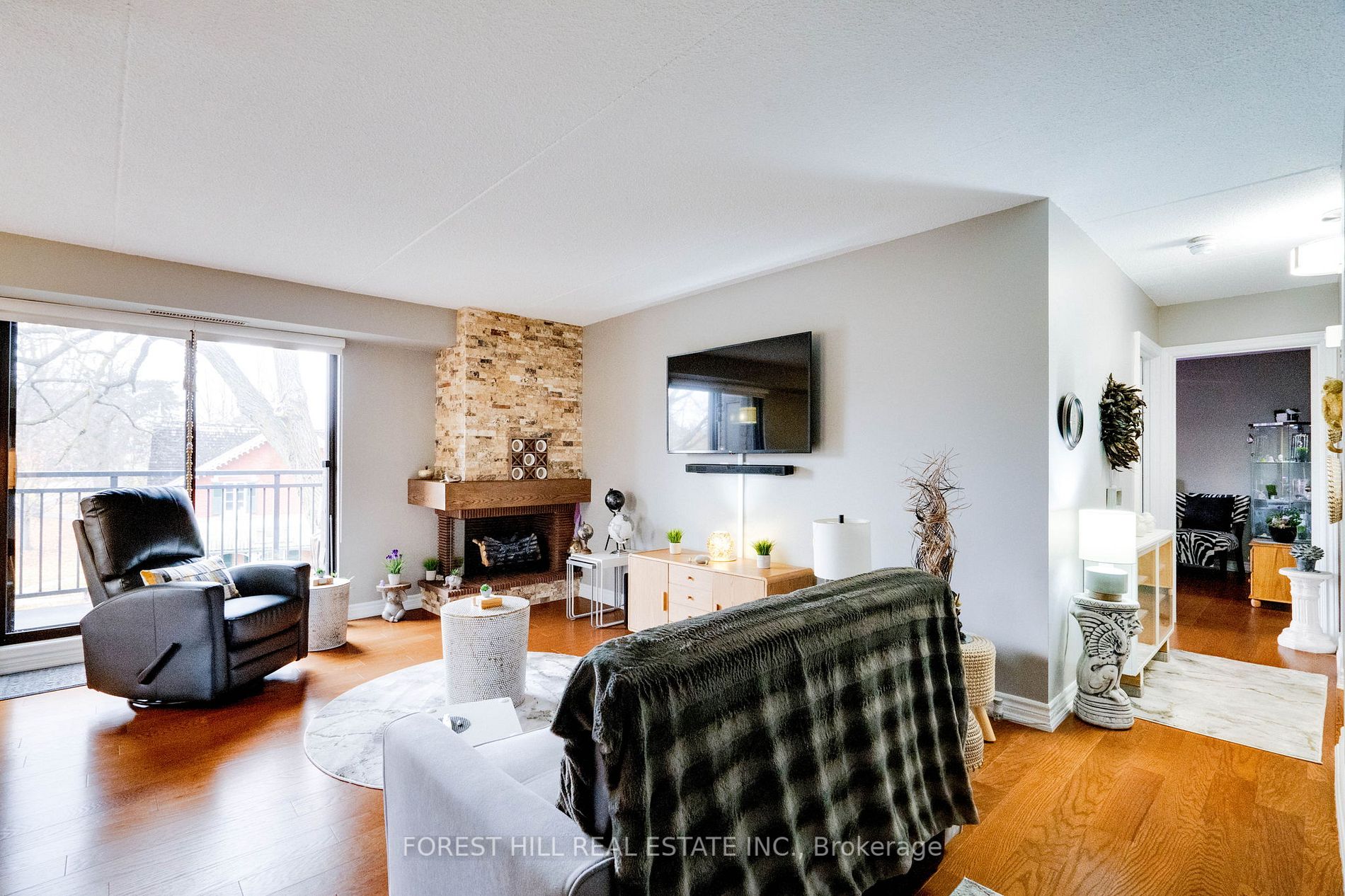 15390 Yonge St, #401
