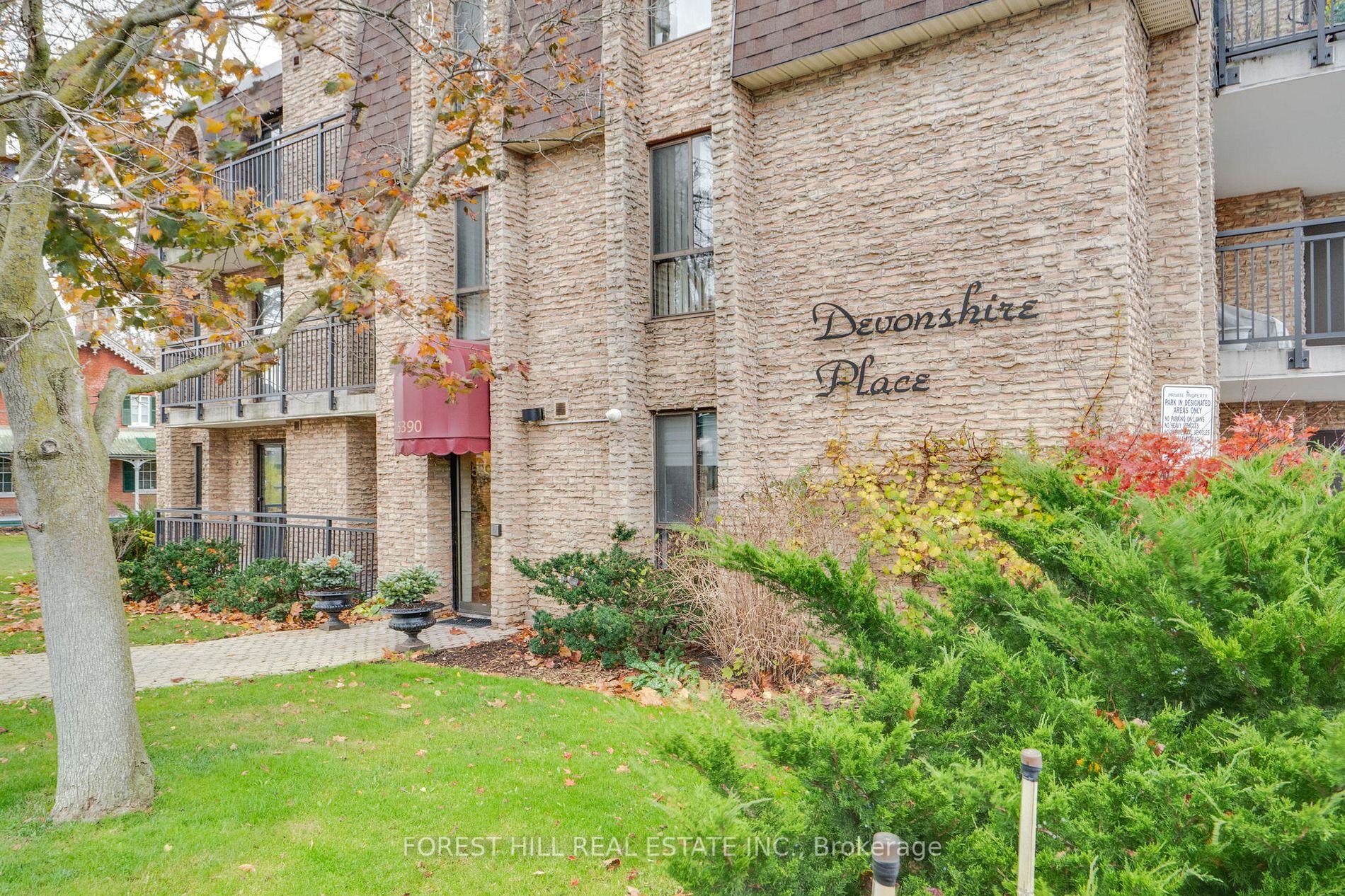 15390 Yonge St, #401
