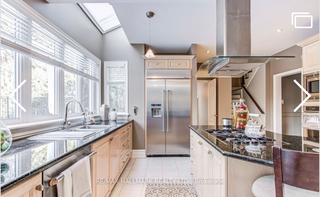 384 Kennedy St W