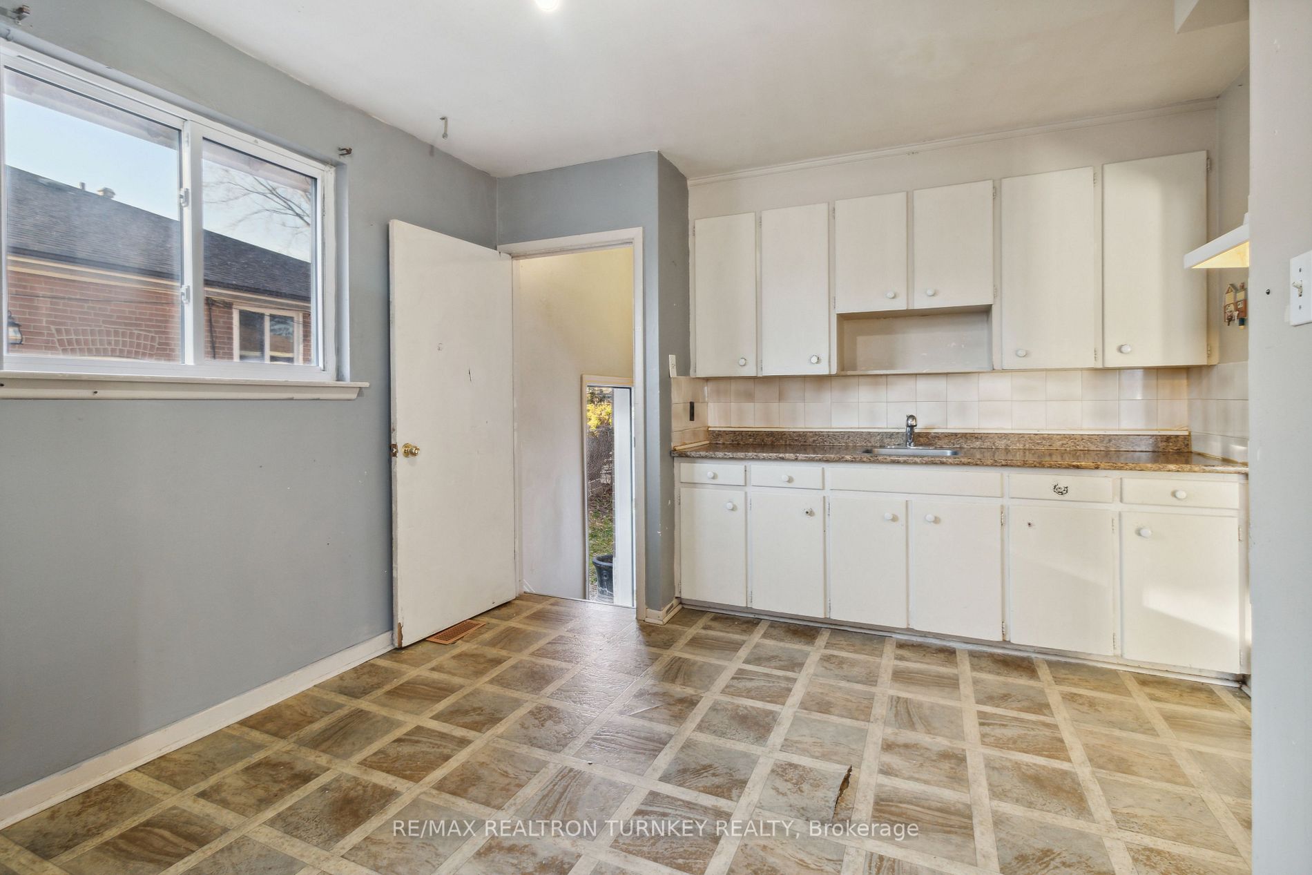 239 Silverbirch Dr