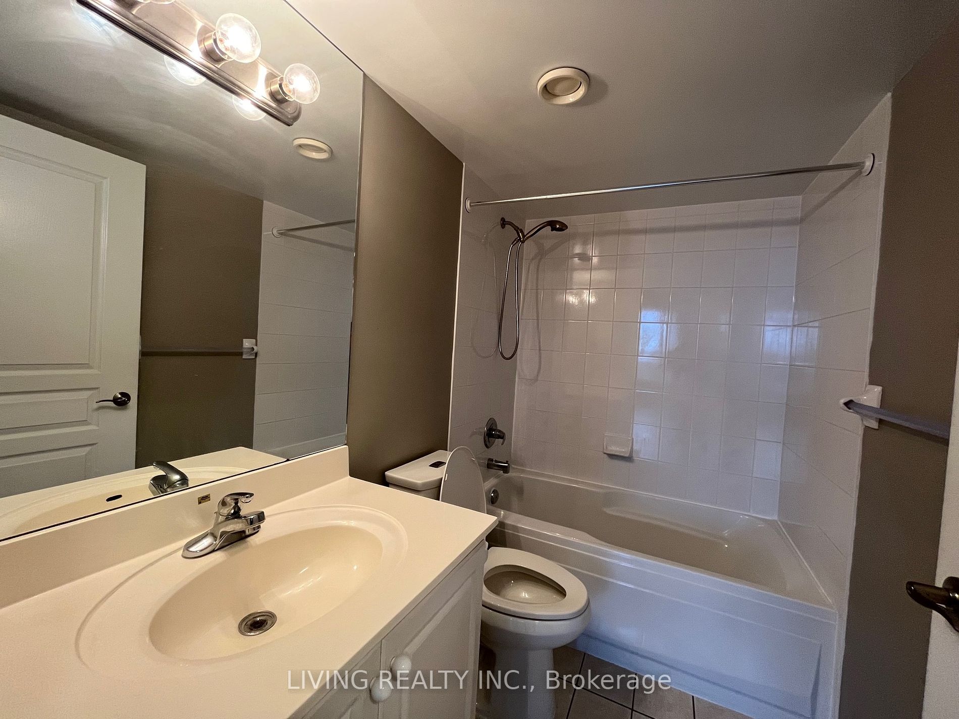 9015 Leslie Street, #908