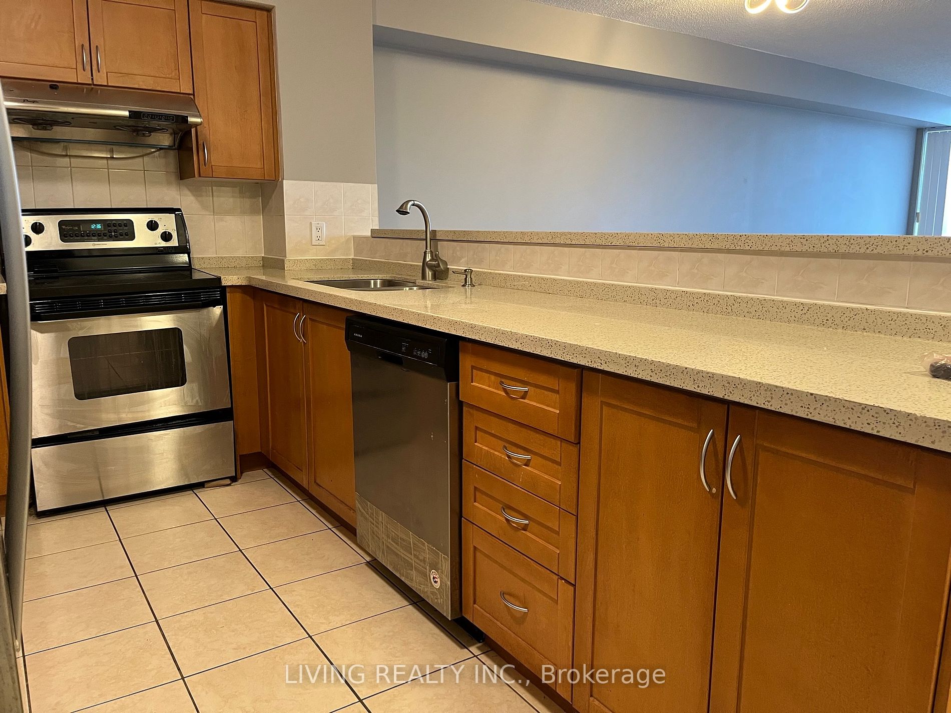 9015 Leslie Street, #908