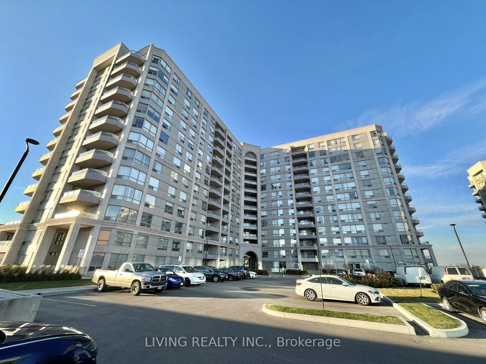 9015 Leslie St, #908