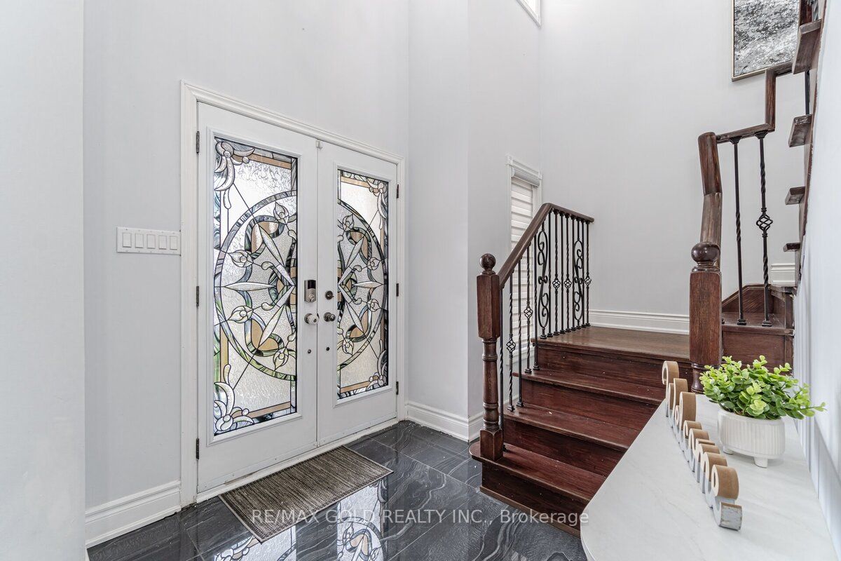 28 Brandon Gate Dr N