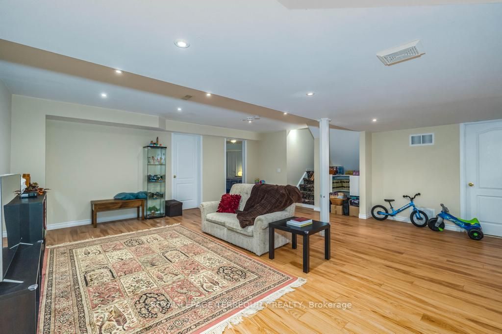 40 Manorwood Dr