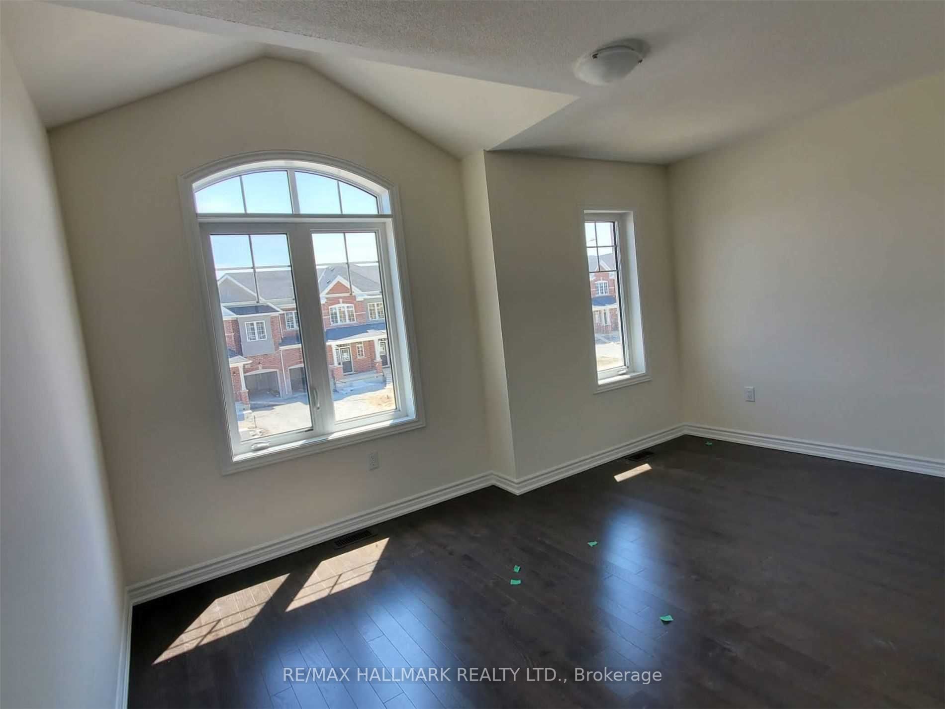 2296 Grainger Loop Cres