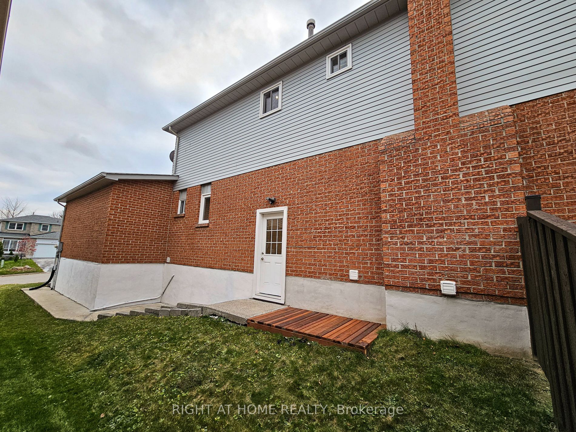 229 Billings Cres