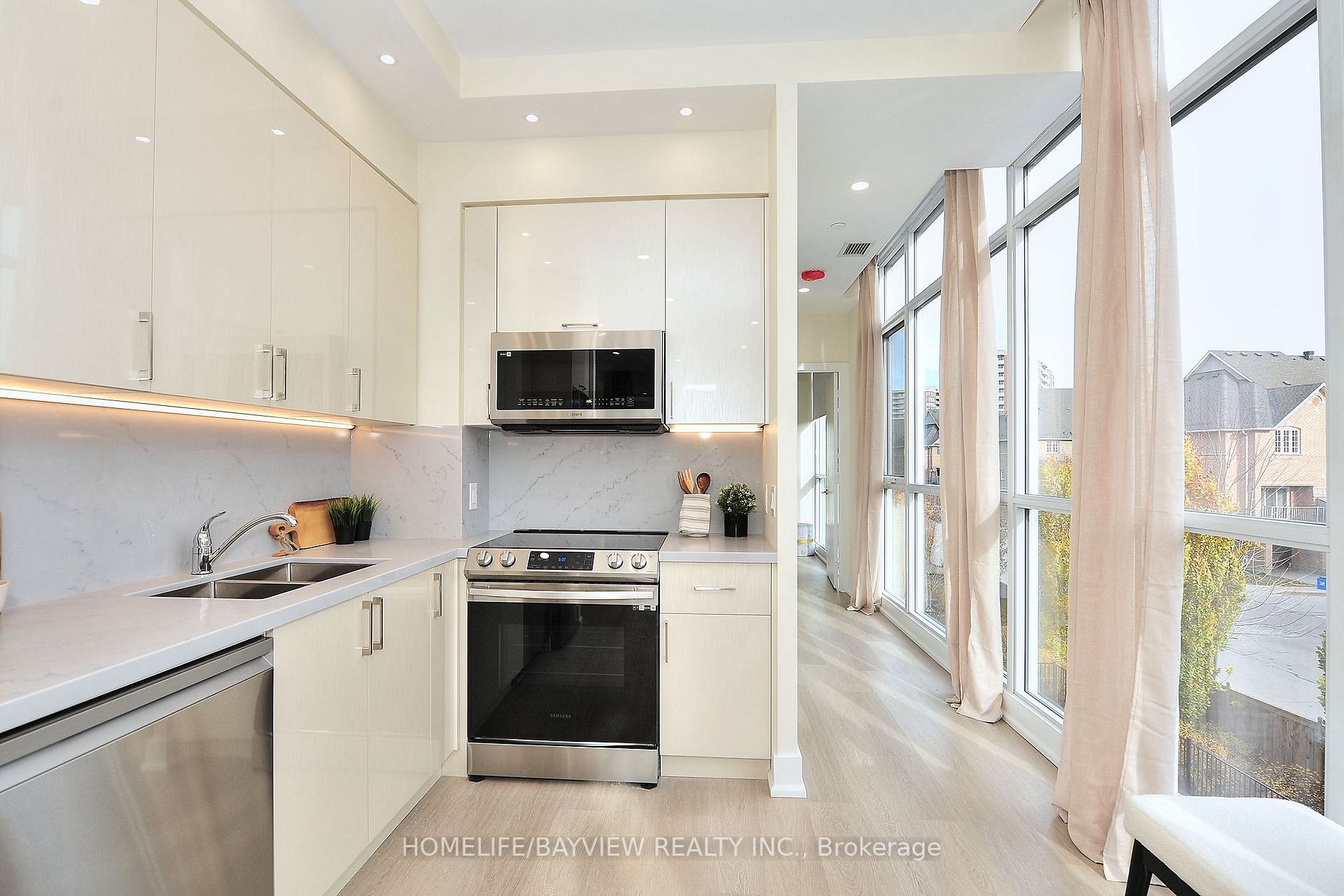 9471 Yonge St, #244
