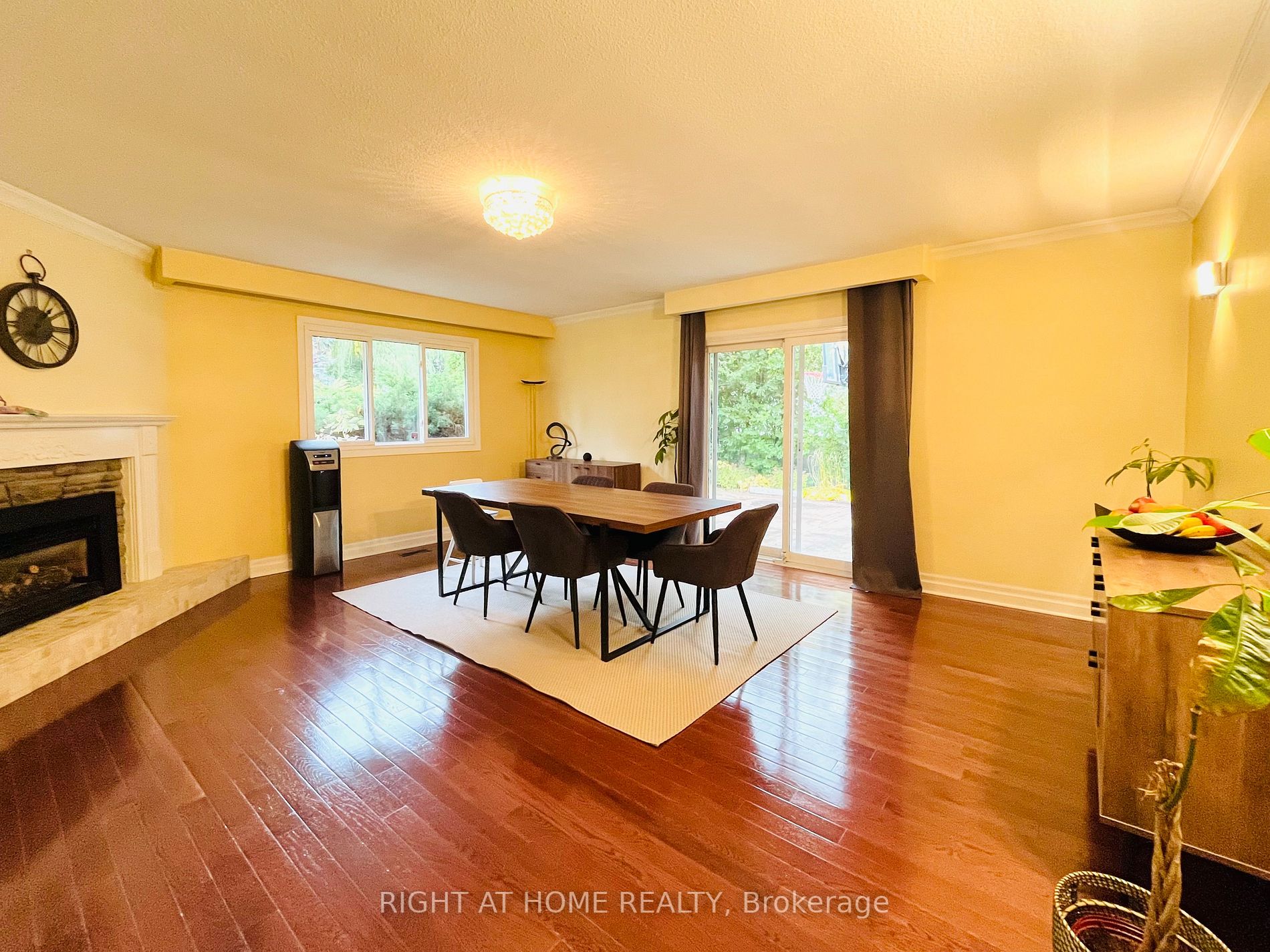 73 Laureleaf Rd