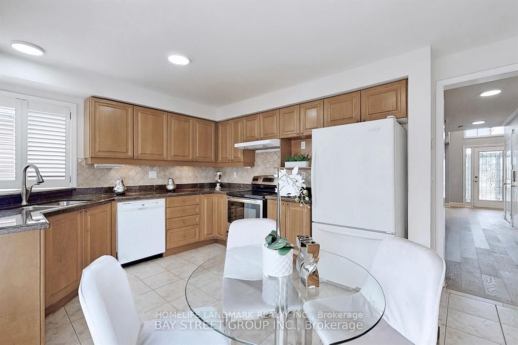 25 Tower Bridge Cres S
