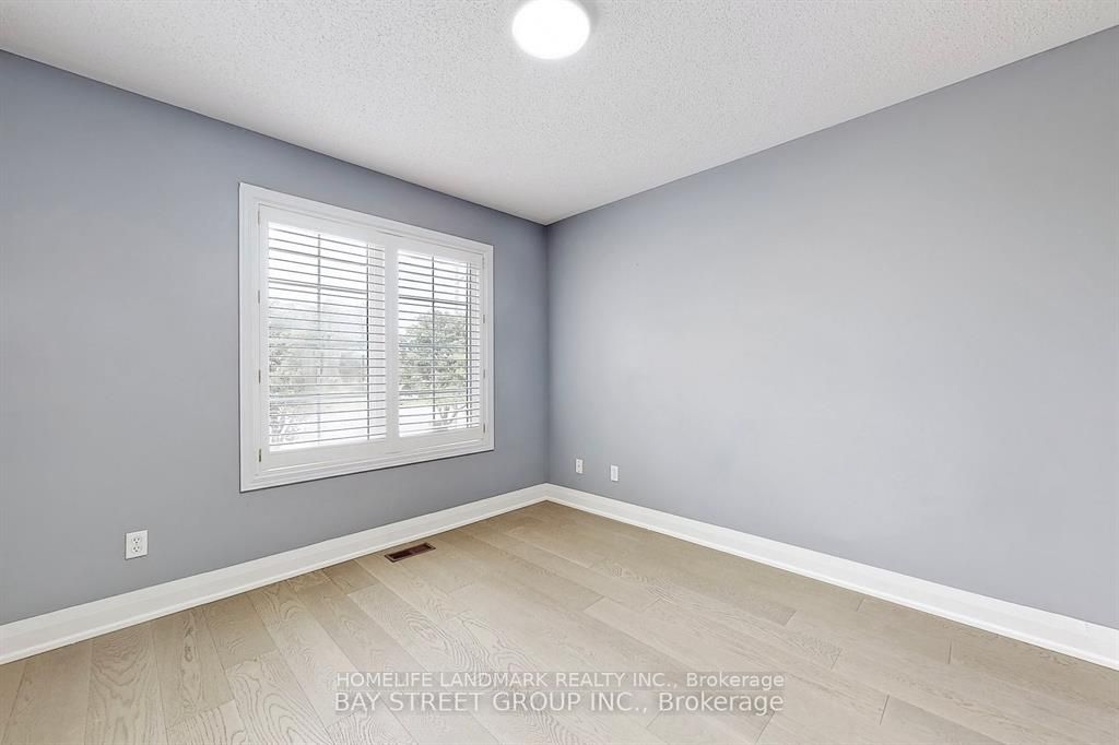 25 Tower Bridge Cres S