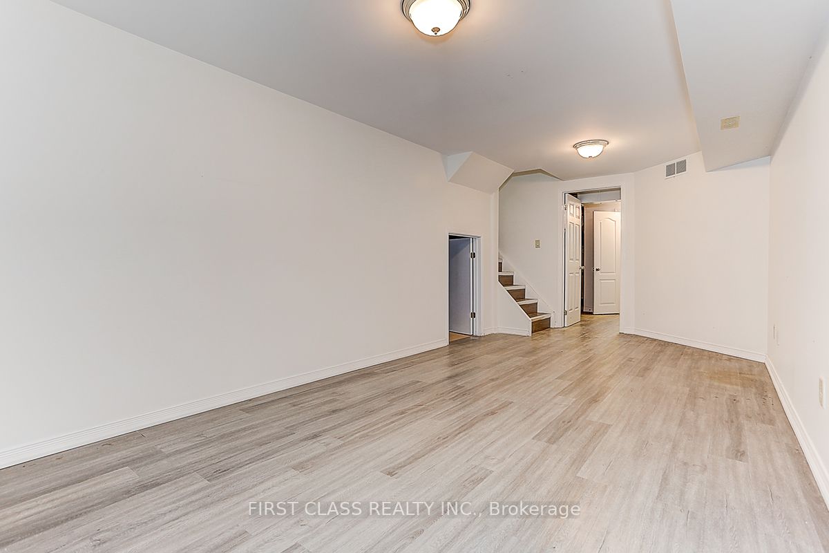 28 Merrylynn Dr