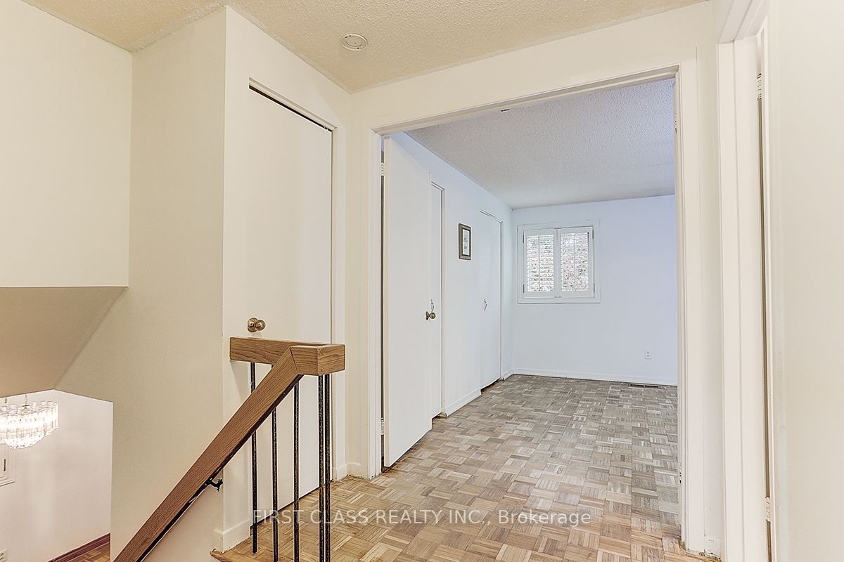 28 Merrylynn Dr