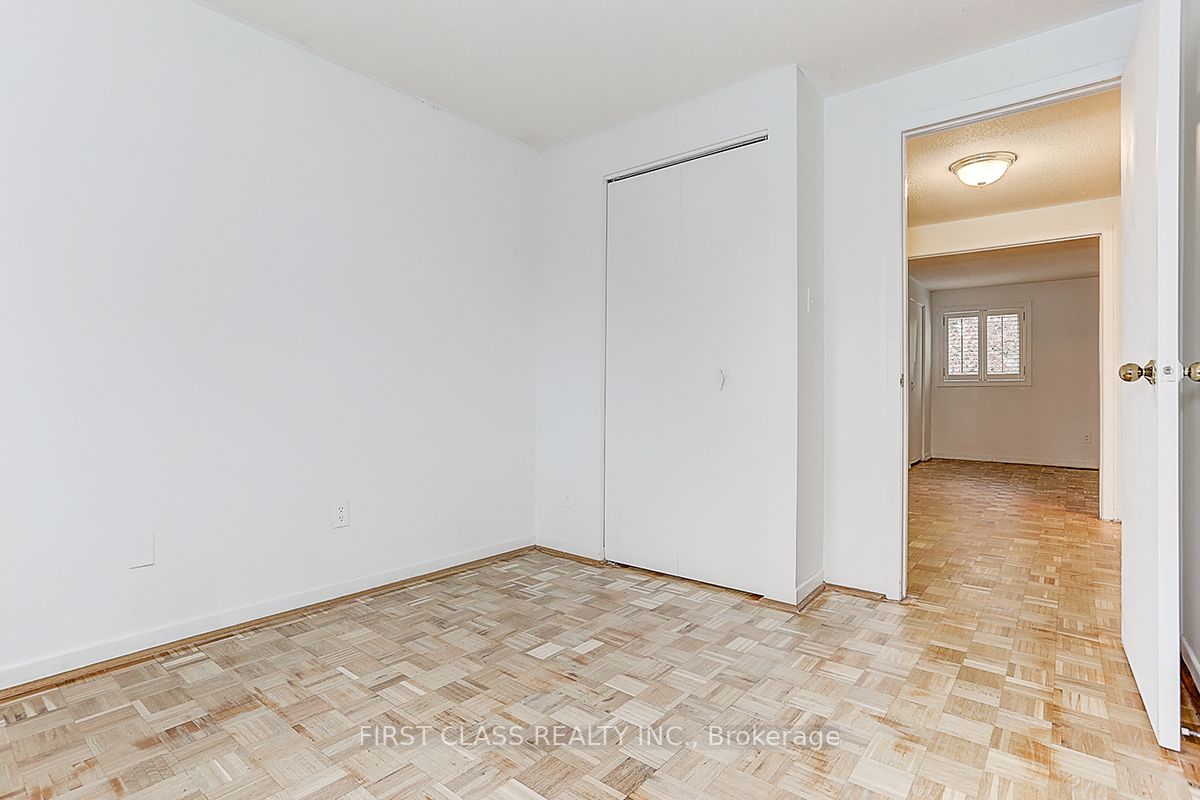28 Merrylynn Dr