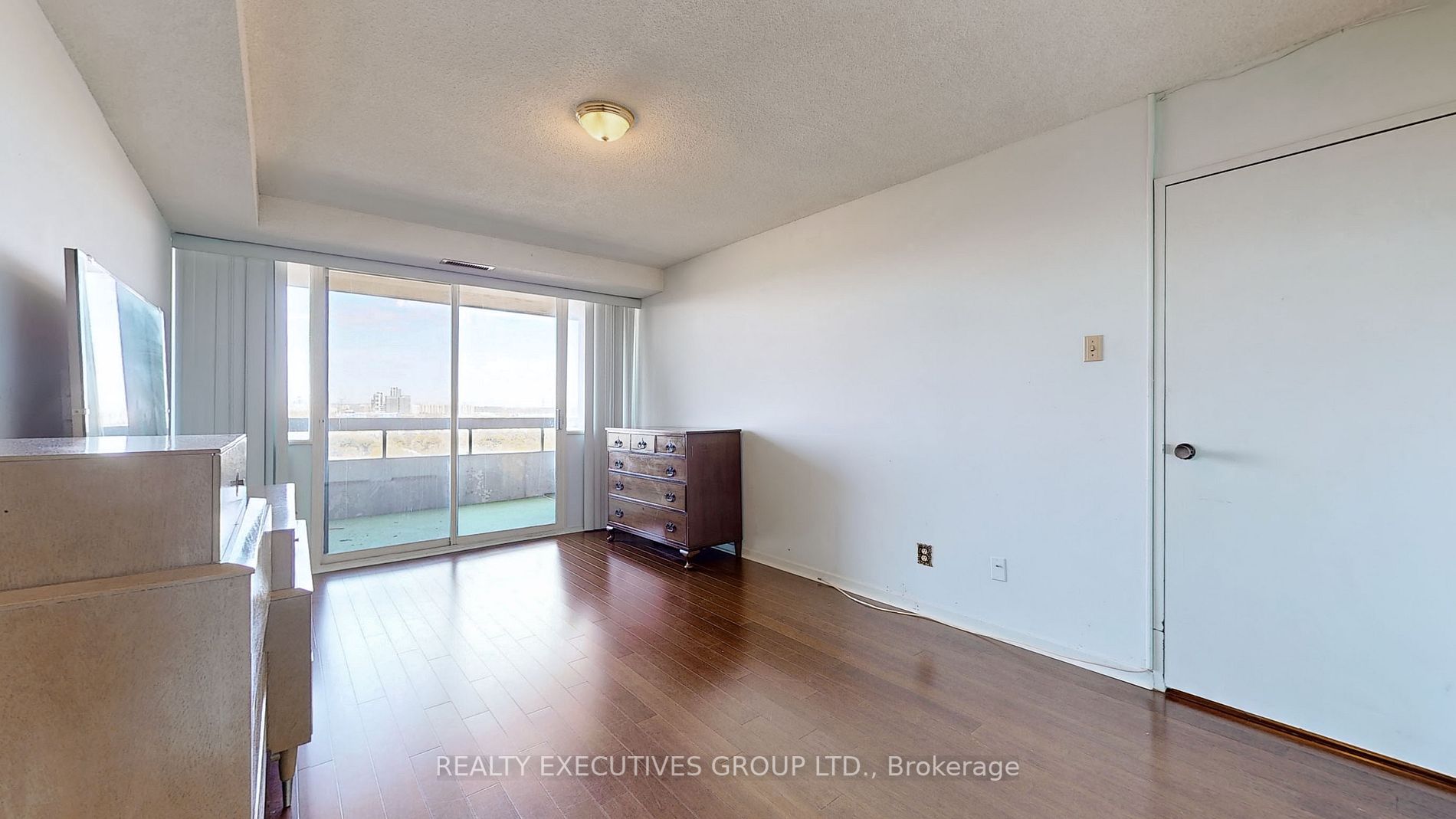 8111 Yonge St, #1805