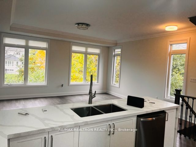 54 Moneypenny Pl