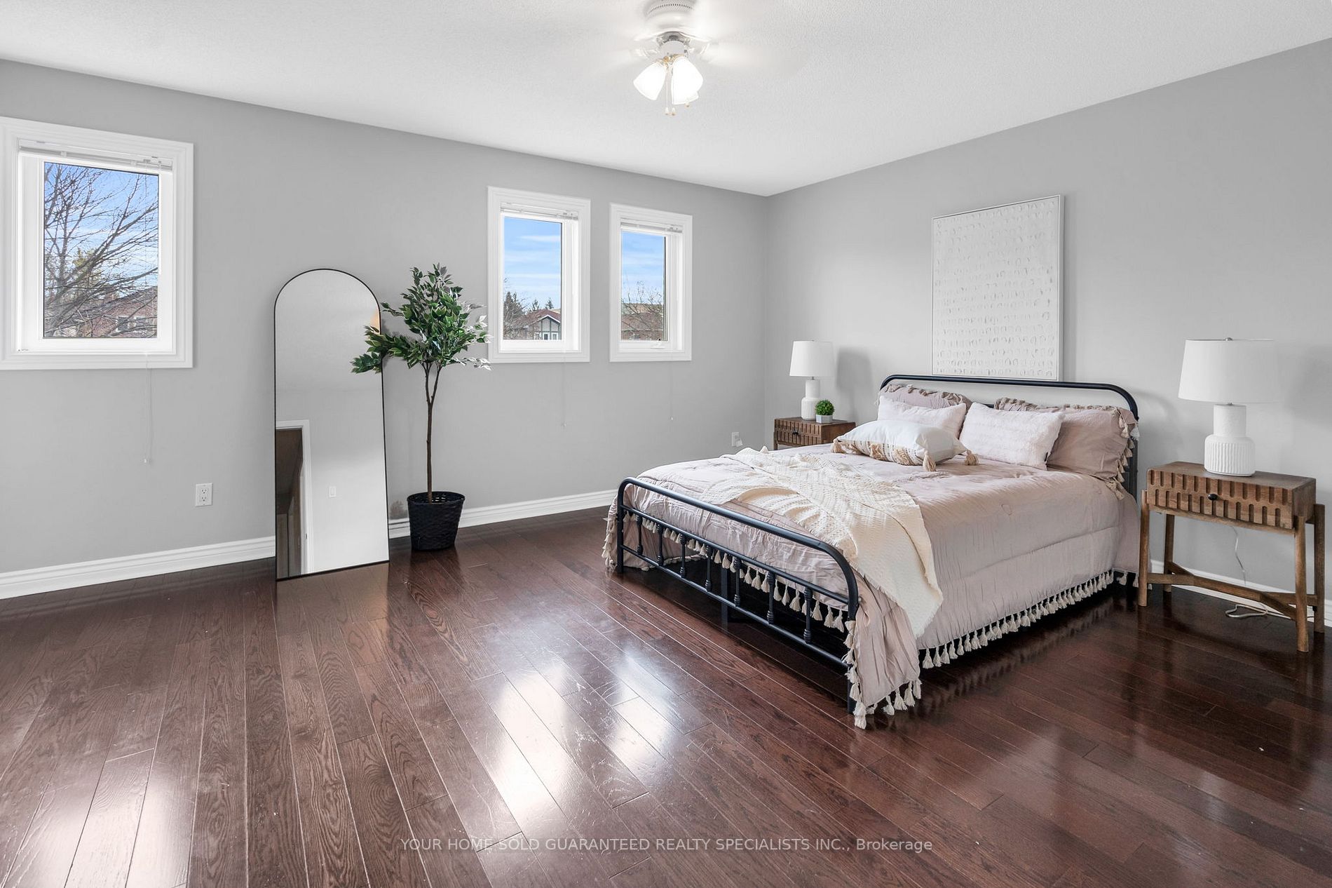 377 Pickering Cres