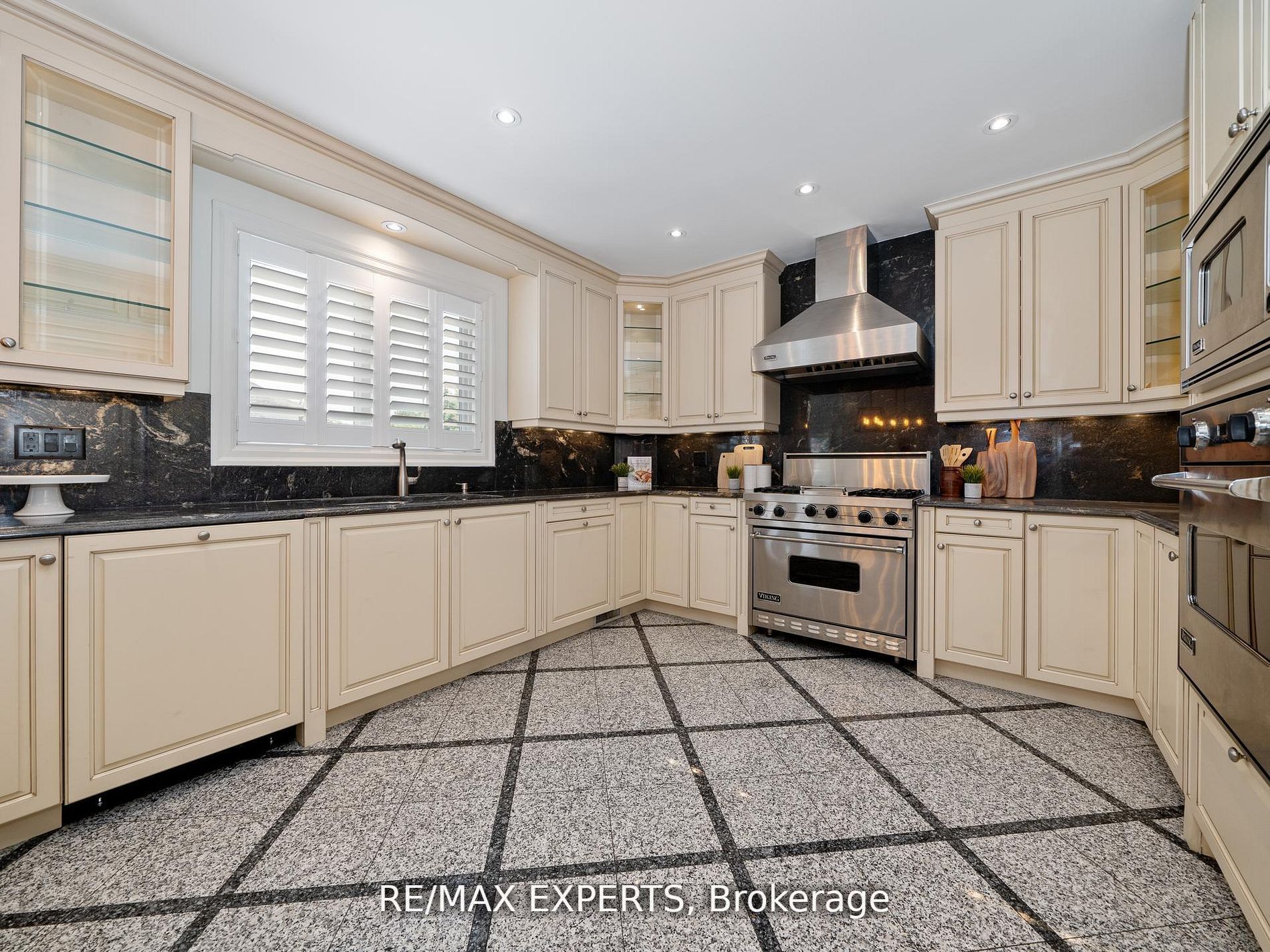 16 Noble St