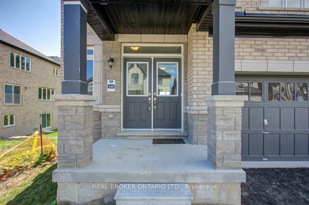 1546 Stovell Cres N