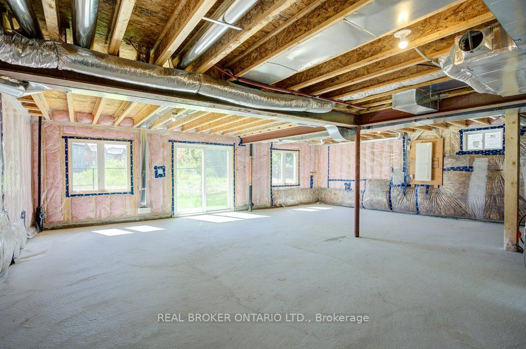 1546 Stovell Cres N