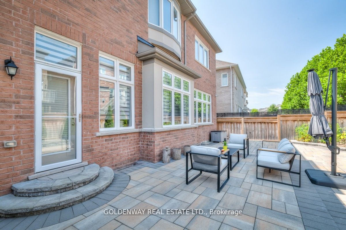 209 Degraaf Cres