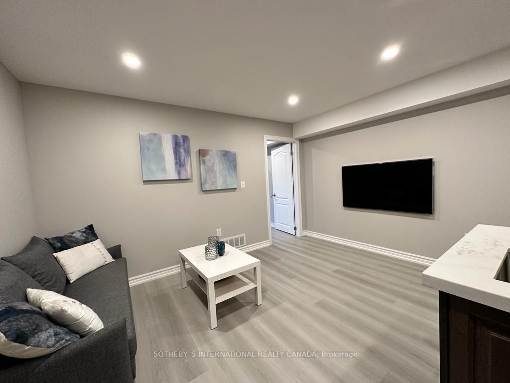 21 Larkfield Cres