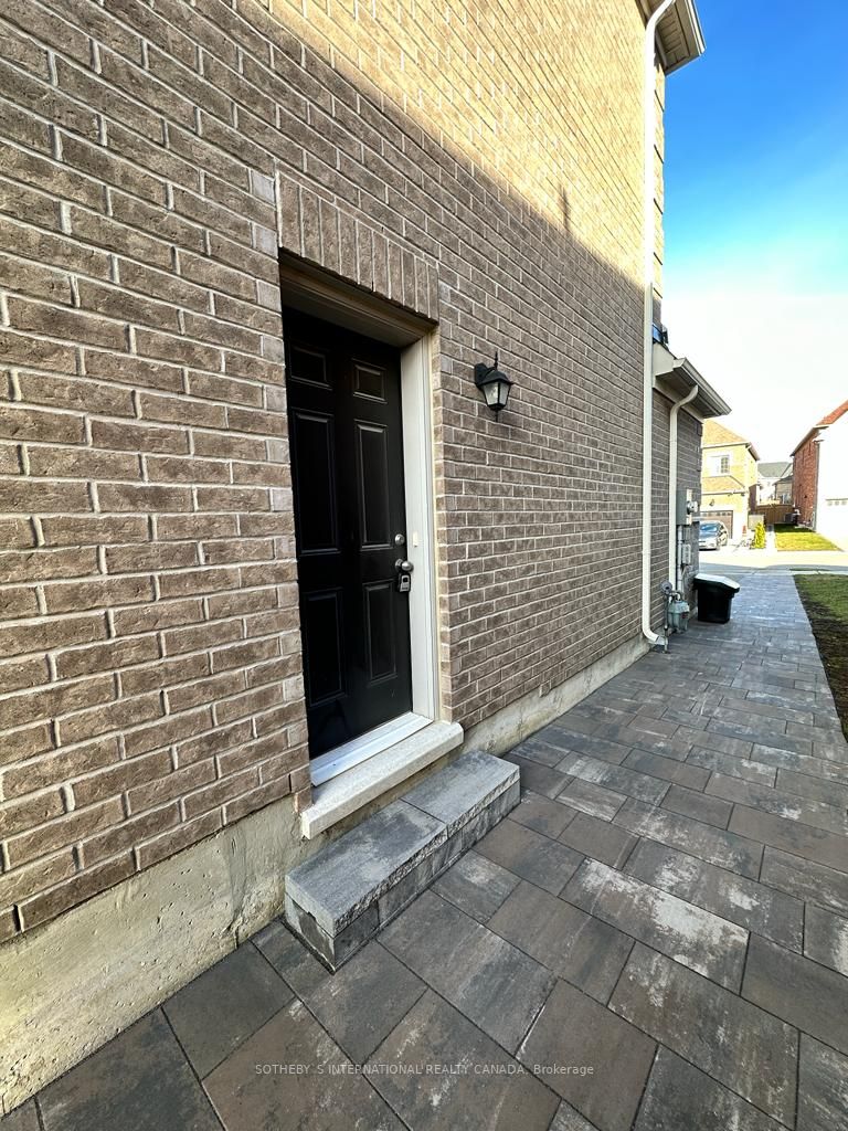 21 Larkfield Cres