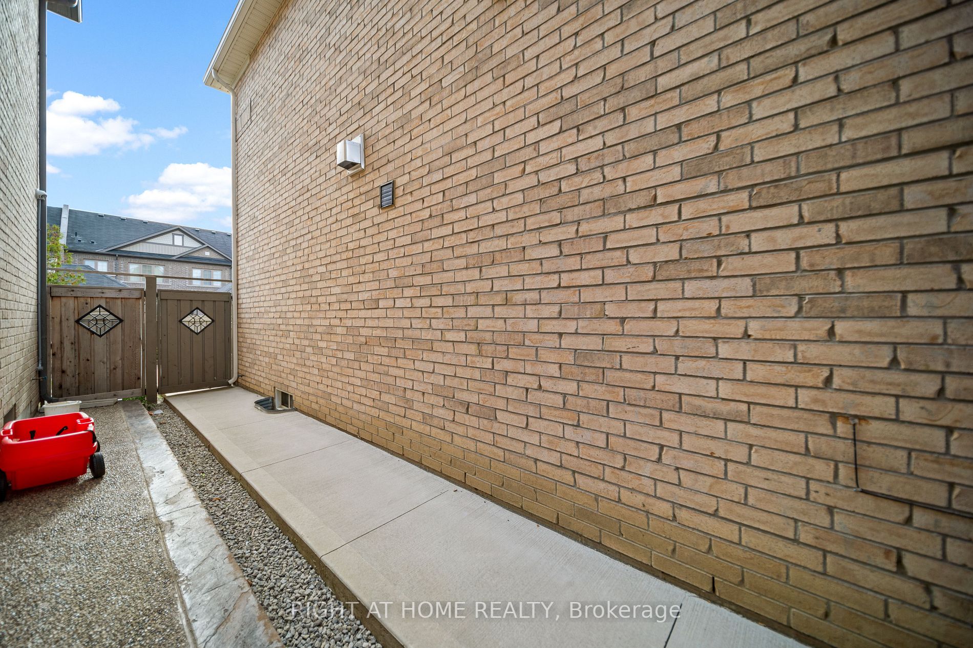 222 Kincardine St