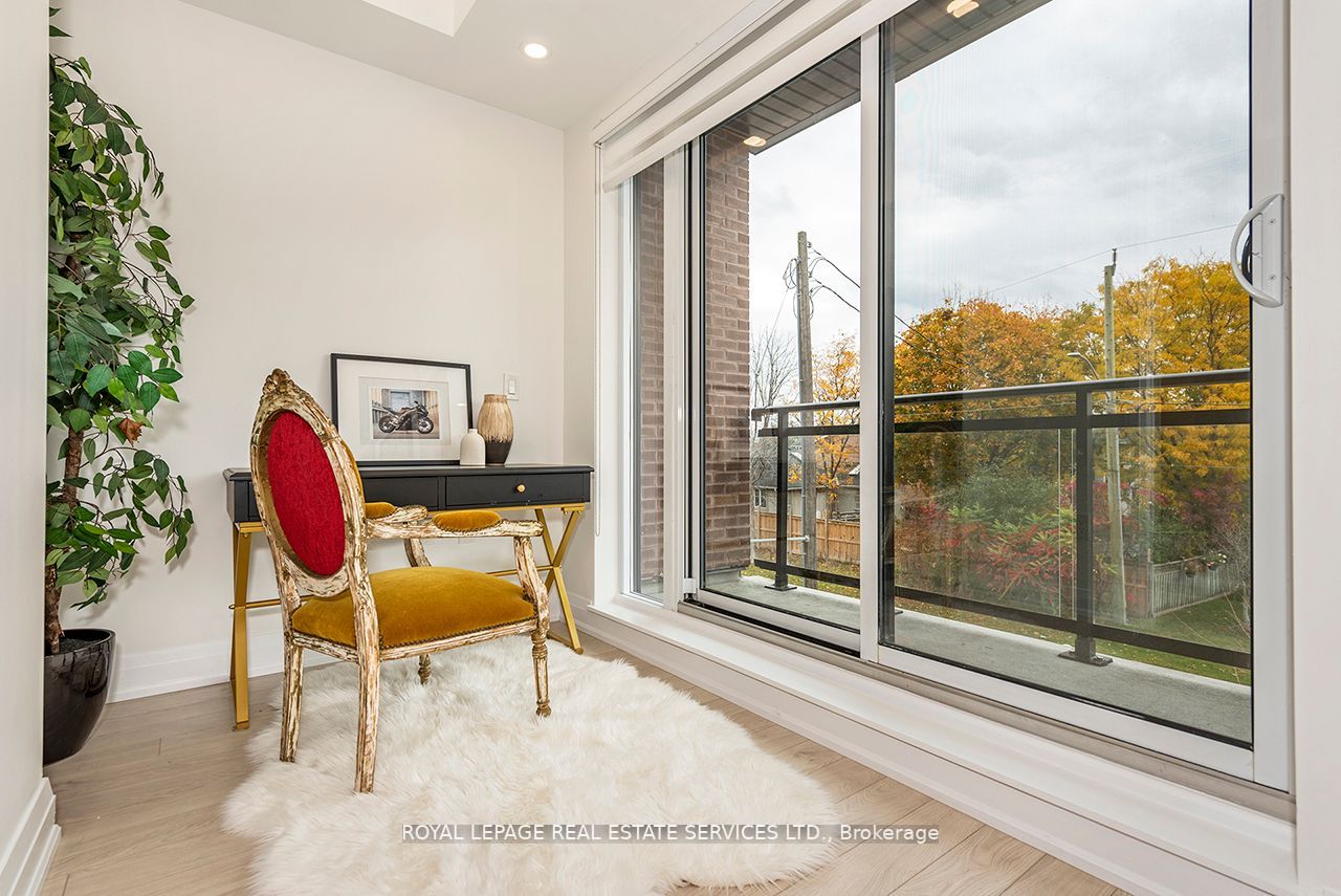 18 Coles Ave, #703