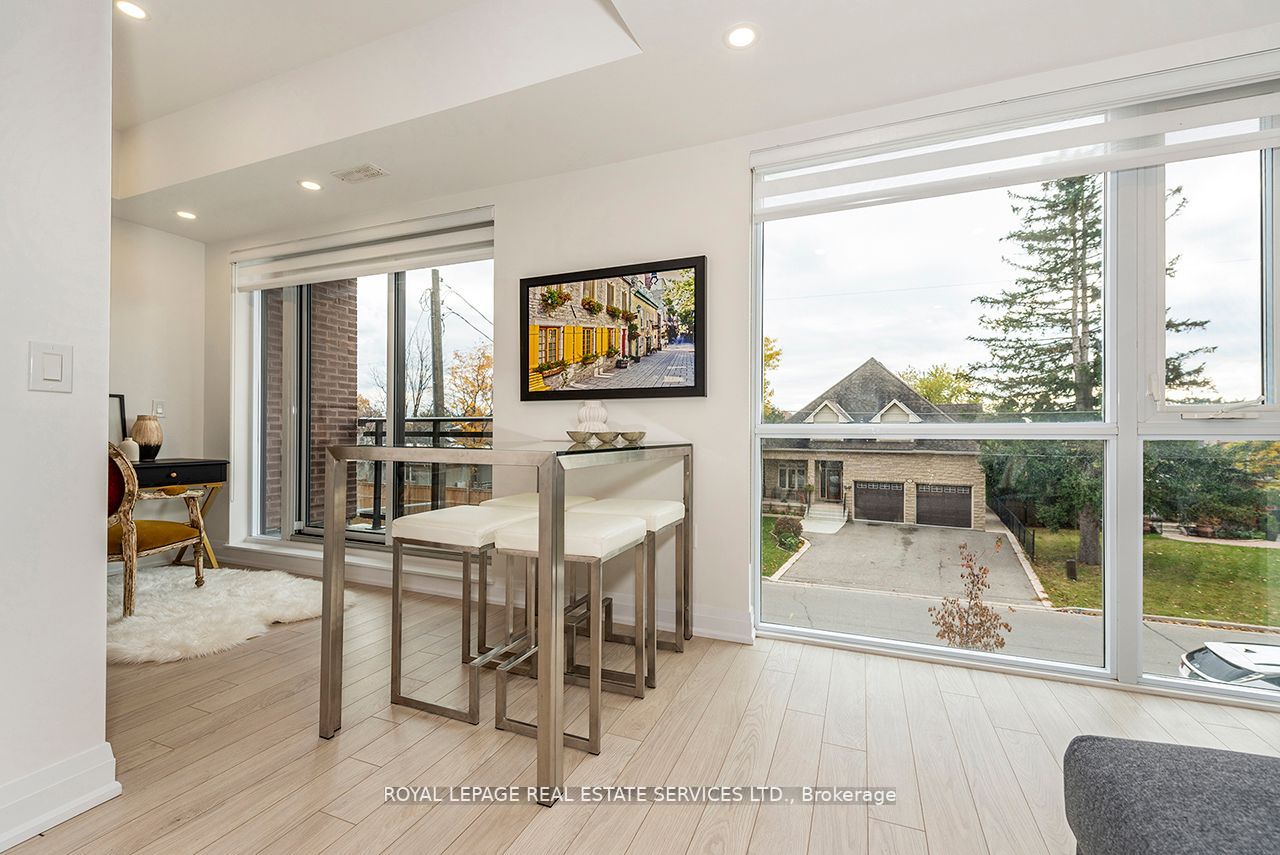 18 Coles Ave, #703