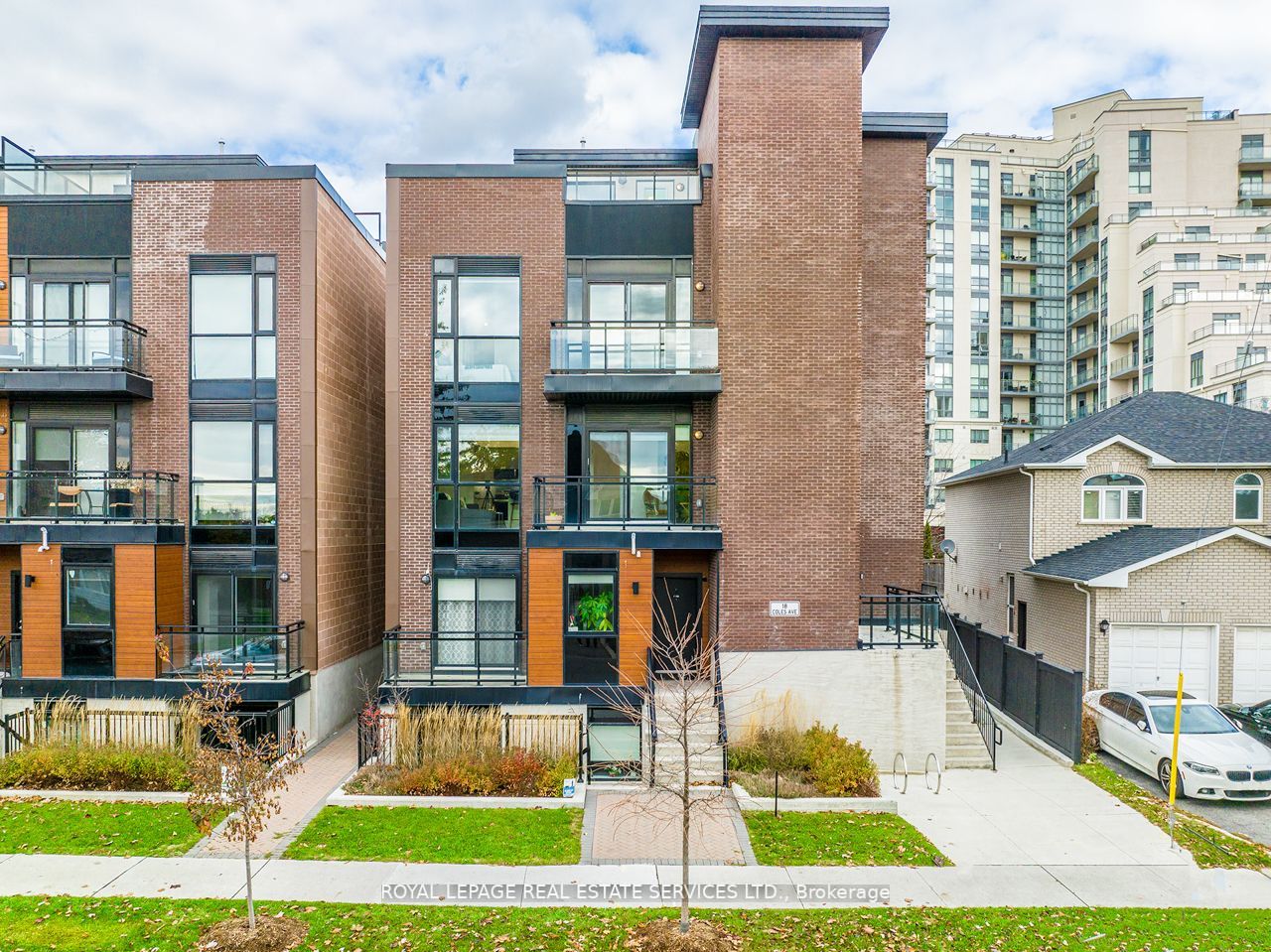 18 Coles Ave, #703