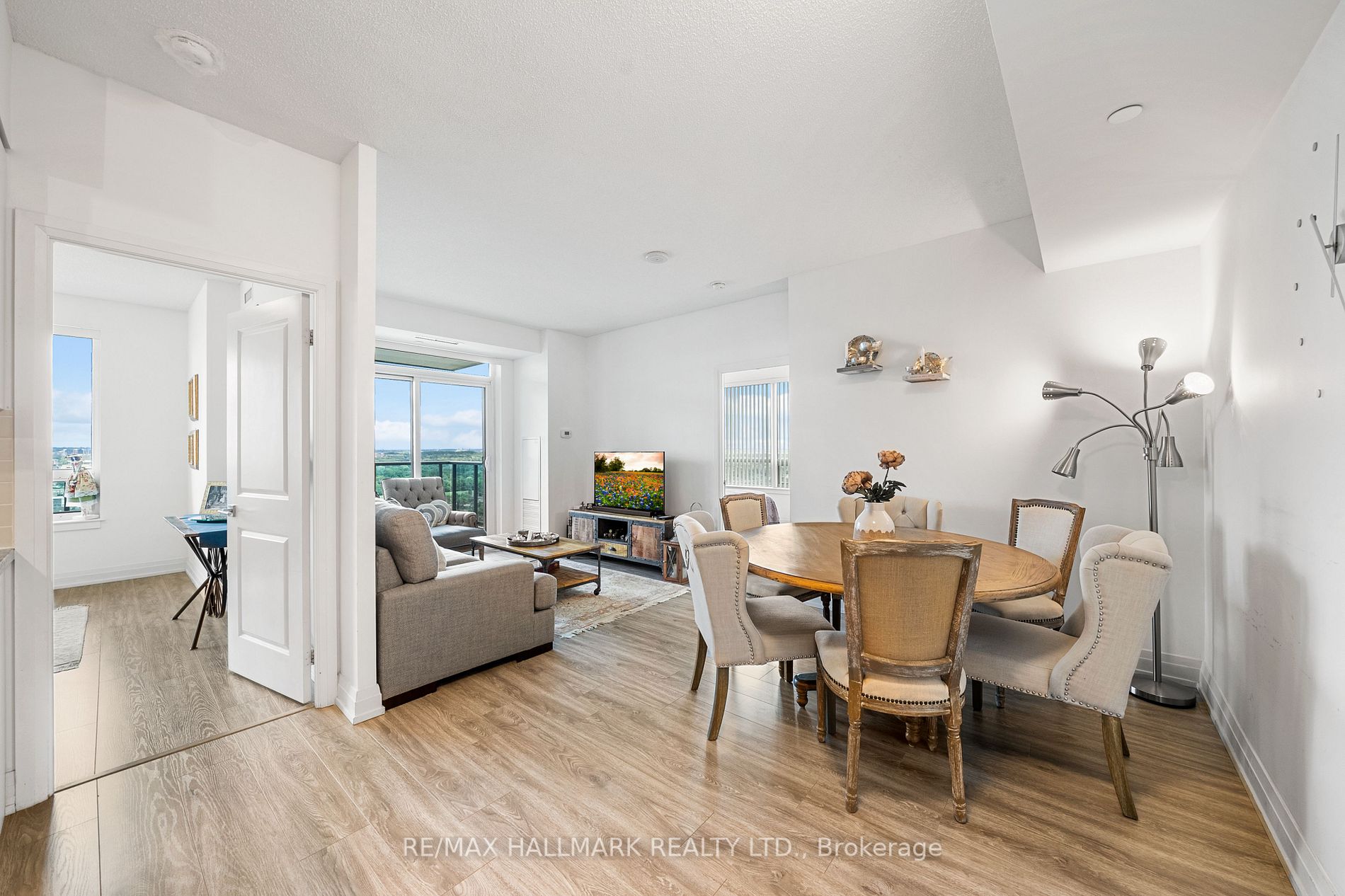 7165 Yonge St, #1702