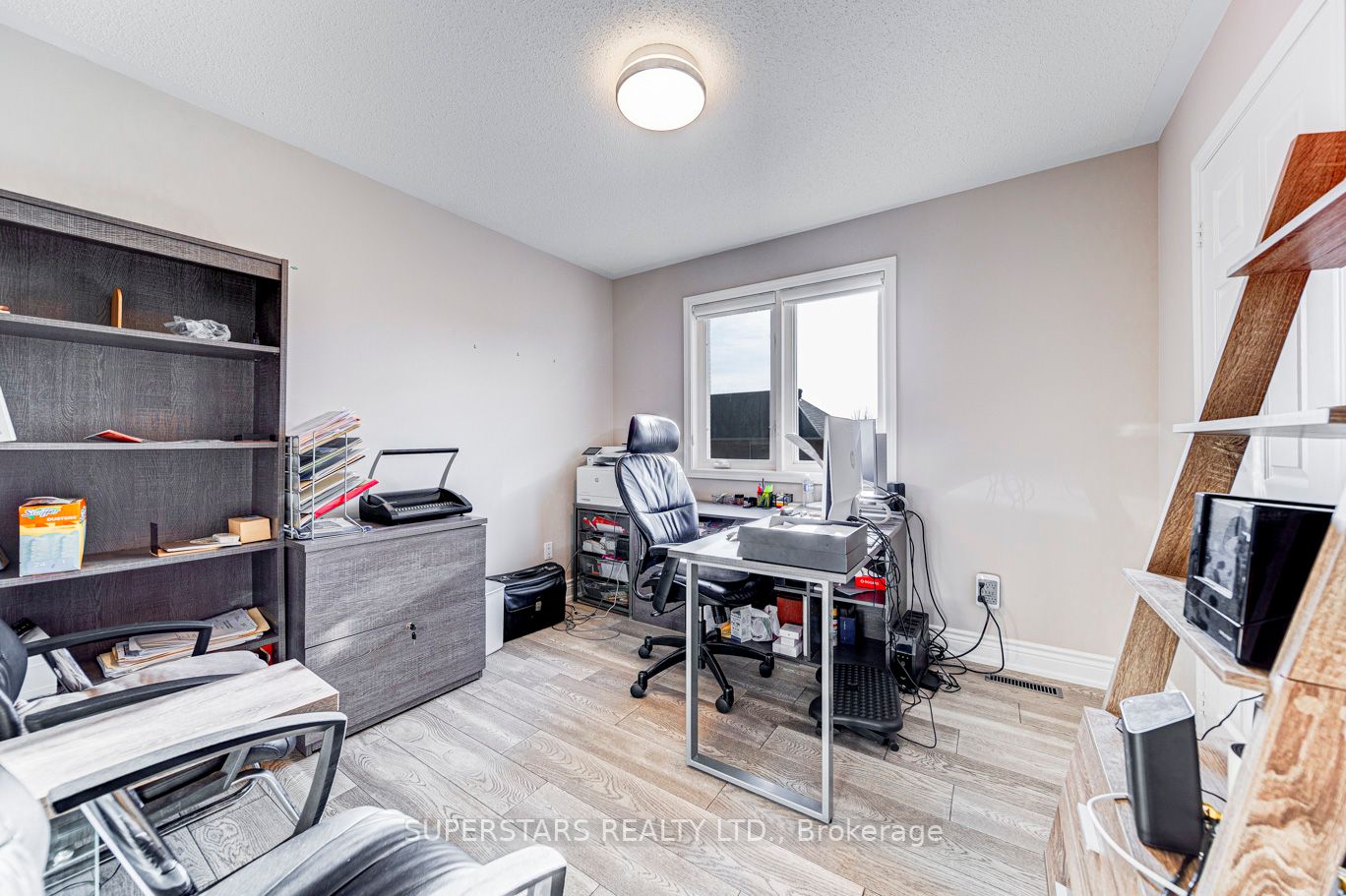 121 Majestic Dr