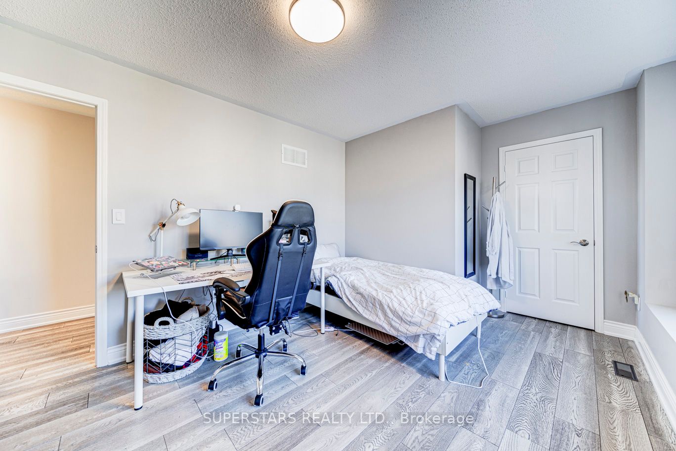 121 Majestic Dr