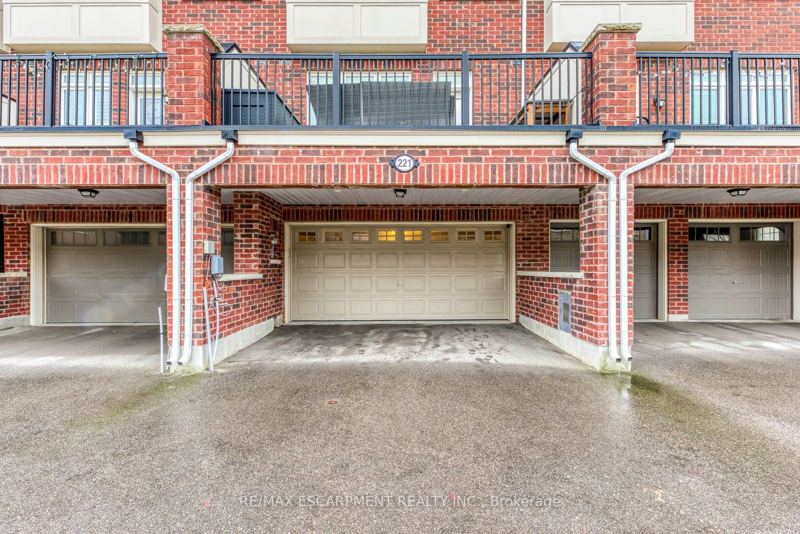 221 Dundas Way