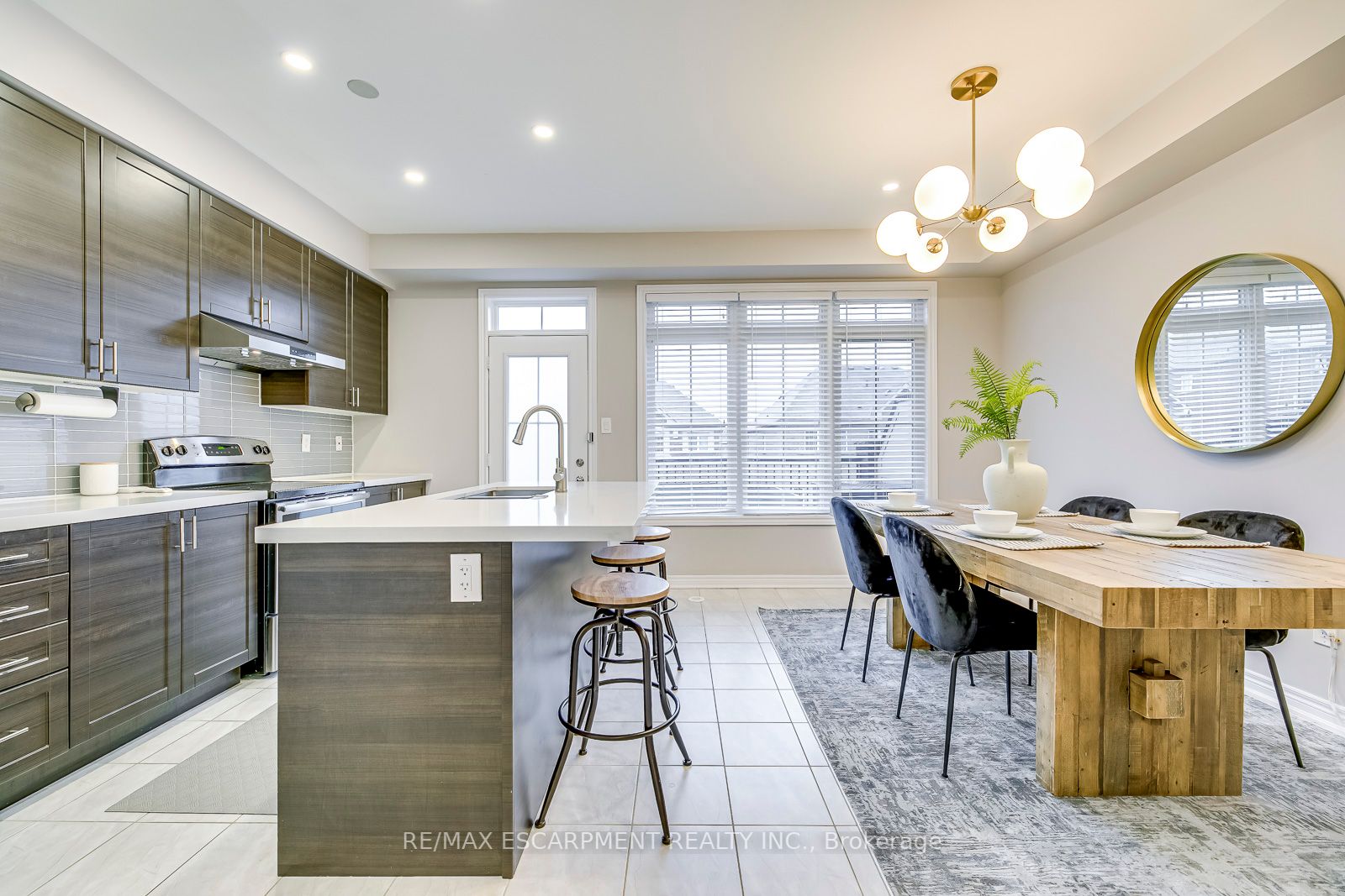 221 Dundas Way